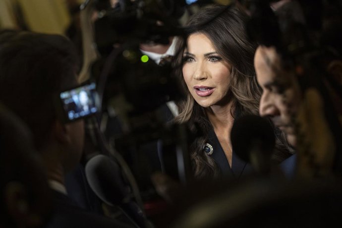 11 de dezembro de 2025, Washington, Distrito de Columbia, EUA: Secretária de Segurança Interna dos Estados Unidos, Kristi Noem, fala à imprensa antes de uma audiência do Comitê de Segurança Interna da Câmara dos Deputados dos EUA intitulada “Ameaças mundi