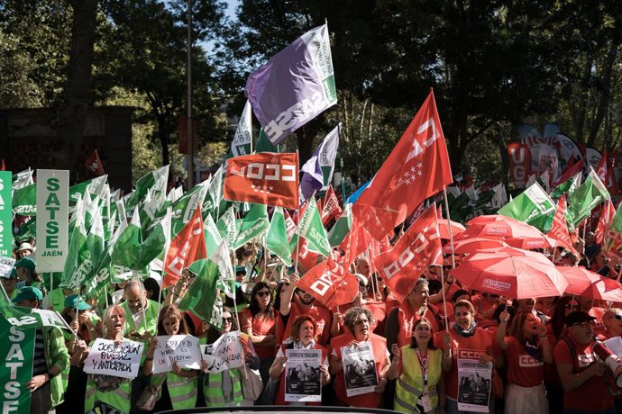 Archivo - Arquivo - Profissionais de saúde durante uma manifestação para exigir a aprovação de um novo Estatuto-Quadro, em frente ao Ministério da Saúde, em 1 de outubro de 2025, em Madri (Espanha). O protesto, convocado pela Satse-FSES, CCOO, UGT, CSIF e