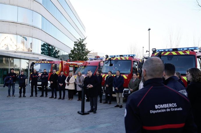 El consejero de Sanidad, Presidencia y Emergencias, Antonio Sanz, durante su intervención en  la presentación de vehículos del Consorcio de Bomberos de Granada, a 08 de enero del 2026 en Granada, España.