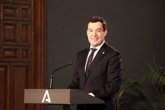 El presidente de la Junta de Andalucía, Juanma Moreno, interviene durante el acto de toma de posesión de Carmen Vargas como nueva rectora de la Universidad de Sevilla (US). A 08 de enero de 2026, en Sevilla(Andalucía, España). La catedrática de Microbiolo