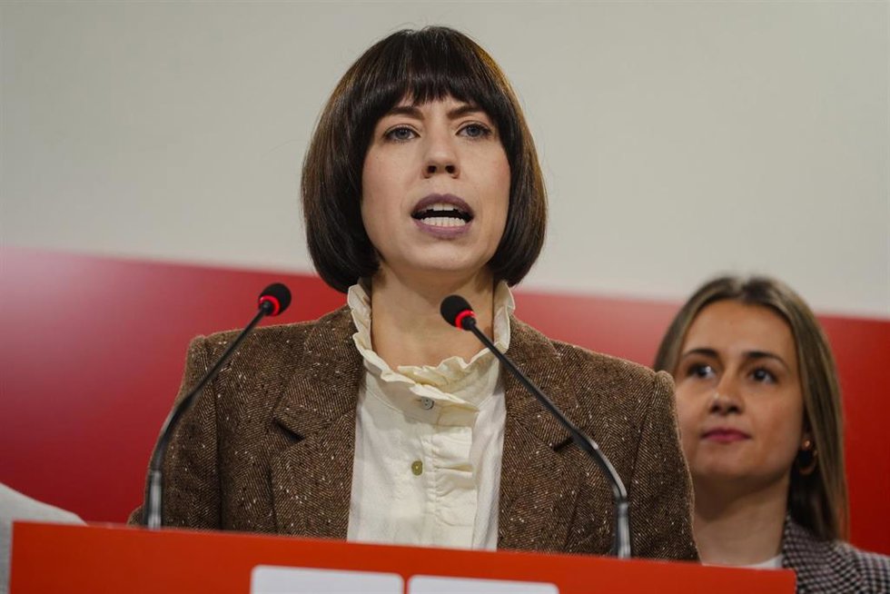 La secretaria general del PSPV-PSOE y ministra de Ciencia, Innovación y Universidades, Diana Morant, atiende a los medios