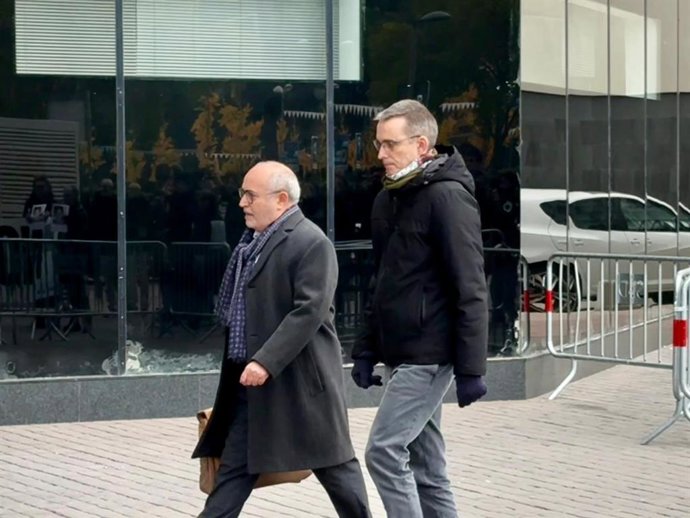 Archivo - Santiago Laiglesia (d) acompañado por su abogado a su entrada a los Juzgado de Sabadell (Barcelona)