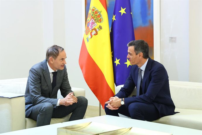 El consejero delegado de Grupo Volkswagen, Oliver Blume, con el presidente del Gobierno, Pedro Sánchez