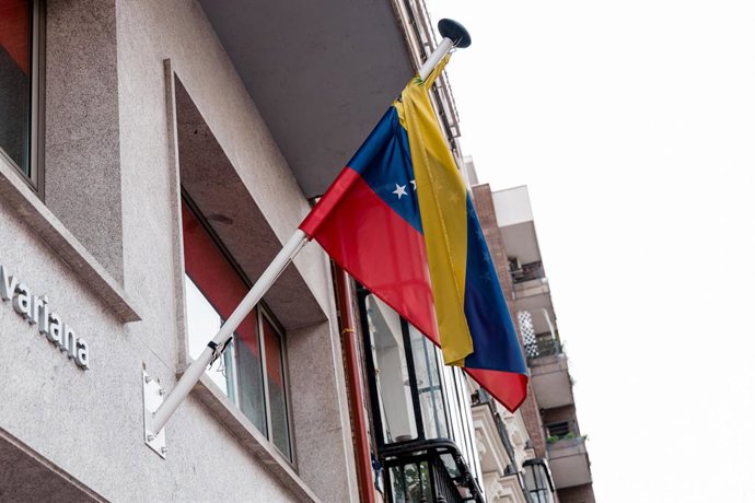 Bandera venezolana en la fachada del Consulado de Venezuela en España, a 3 de enero de 2026, en Madrid (España). El presidente de Venezuela, Nicolás Maduro, se encuentra ahora mismo "bajo arresto" y será sometido a juicio en suelo estadounidense por delit