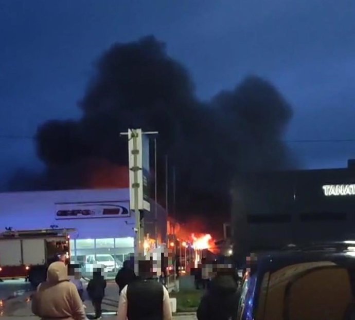 Un incendio calcina un desguace en Medina del Campo (Valladolid)