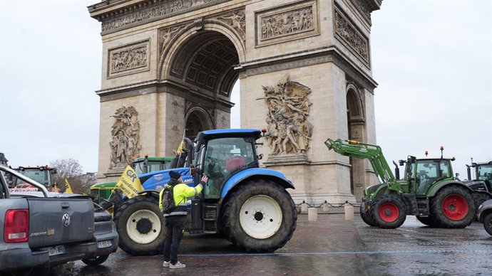 Varios tractores frente al Arco del Triunfo, a 8 de enero de 2026, en París (Francia). Sobre un centenar de tractores han entrado en la capital francesa, pese a los intentos para impedirlo de las Fuerzas de Seguridad del Estado, para protestar contra el a