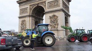 Varios tractores frente al Arco del Triunfo, a 8 de enero de 2026, en París (Francia), en protesta por el acuerdo con Mercosur.