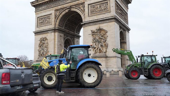 Varios tractores frente al Arco del Triunfo, a 8 de enero de 2026, en París (Francia), en protesta por el acuerdo con Mercosur.
