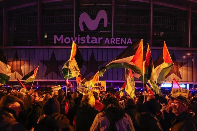 Manifestantes pró-palestinos protestam contra Israel e o partido diante do Maccabi Tel Aviv, em frente ao Movistar Arena.