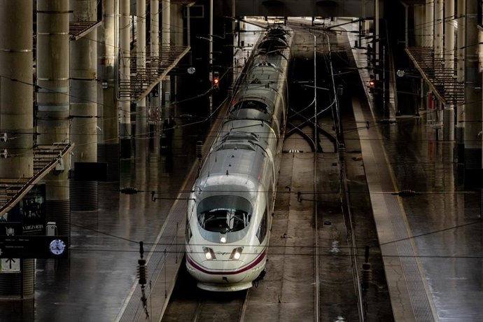 Archivo - Un tren en la estación de Atocha, a 31 de octubre de 2024, en Madrid (España). 