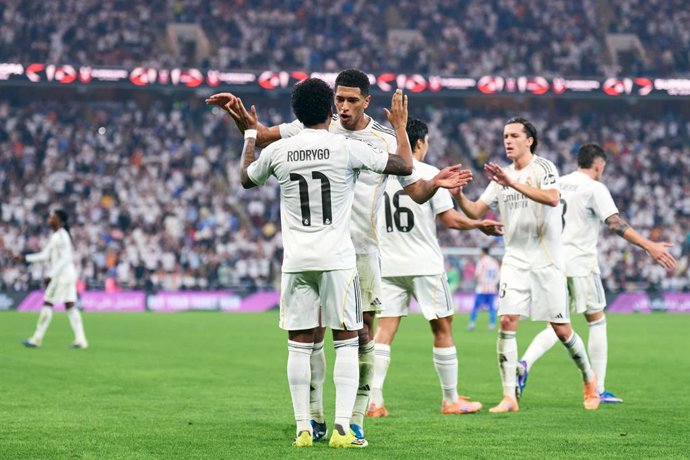 Os jogadores do Real Madrid Rodrygo Goes e Jude Bellingham comemoram um gol na Supercopa da Espanha de 2026.