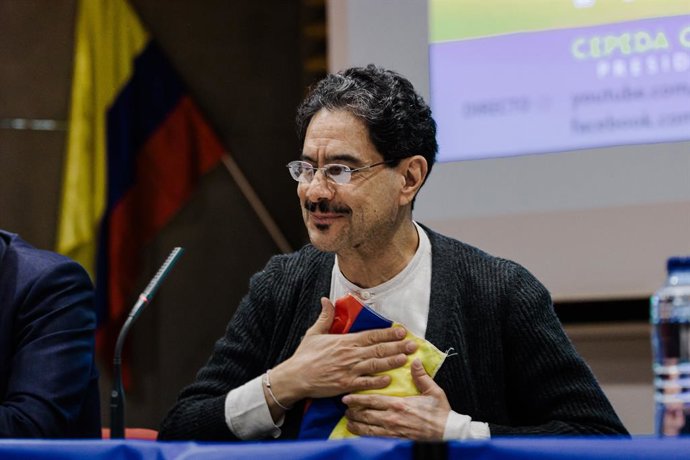 O candidato à Presidência da Colômbia, Iván Cepeda Castro, durante um comício do Polo Democrático na sede da UGT, em 7 de janeiro de 2026, em Madri (Espanha). O senador do Polo Democrático e candidato à Presidência da Colômbia, Iván Cepeda Cast