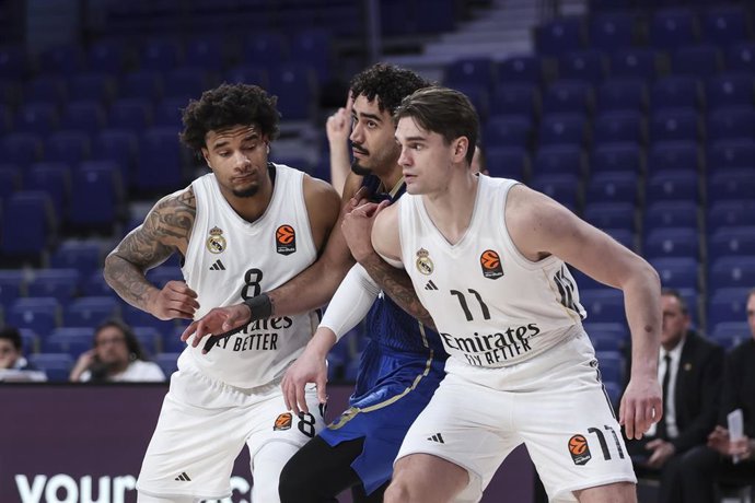 Chuma Okeke y Mario Hezonja, en un partido del Real Madrid contra el Maccabi Tel Aviv.