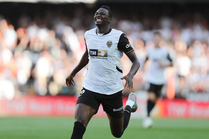 Archivo - Sadiq Umar, en un partido con el Valencia CF.