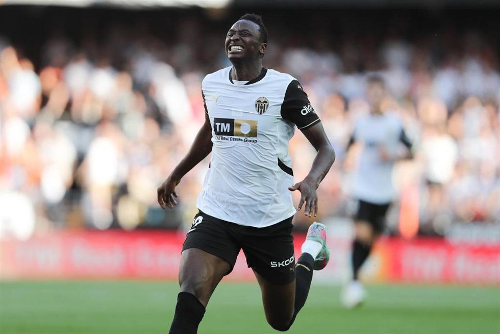 Archivo - Sadiq Umar, en un partido con el Valencia CF.
