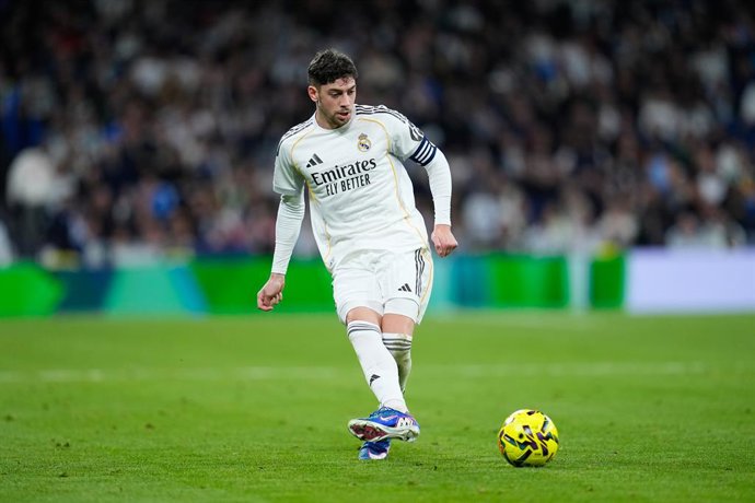 Federico Valverde, do Real Madrid CF, joga a bola durante a partida de futebol da Liga Espanhola, LaLiga EA Sports, disputada entre o Real Madrid e o Real Betis Balompie no estádio Berabeu, em 4 de janeiro de 2026, em Madri, Espanha.