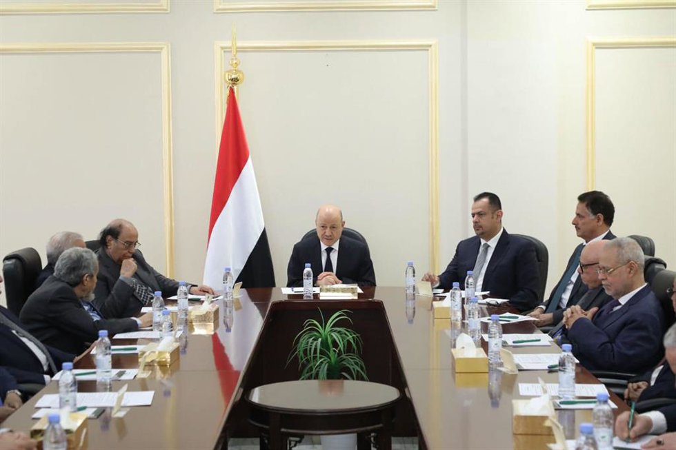 El presidente del Consejo Presidencial de Liderazgo de Yemen, Rashad al Alimi, en una reunión con una delegación de Arabia Saudí en Riad