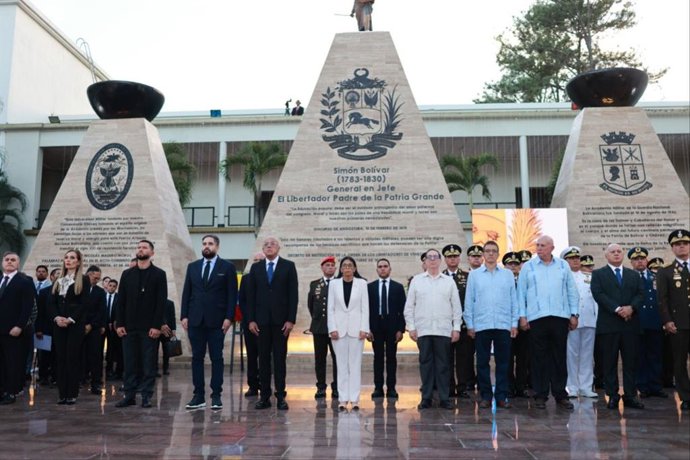 La presidenta encargada de Venezuela, Delcy Rodríguez, acompañada por otras autoridades y el ministro de Exteriores cubano, Bruno Rodríguez