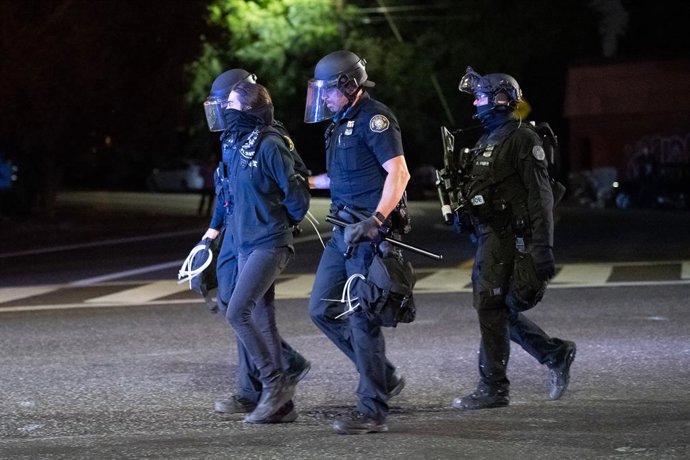 Archivo - September 5, 2020, Portland, OREGON, US: Officers escort a protestor that was arrested near Portland Police Association building on North Lombard and North Campbell Streets in Portland, Oregon as demonstrators continued protesting for 99 consecu