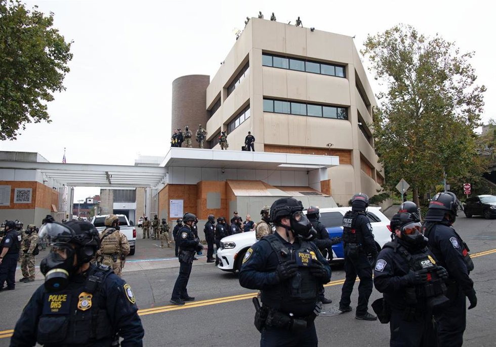 Archivo - Agentes frente a las instalaciones de Inmigración y Control de Aduanas en Portland, Oregón