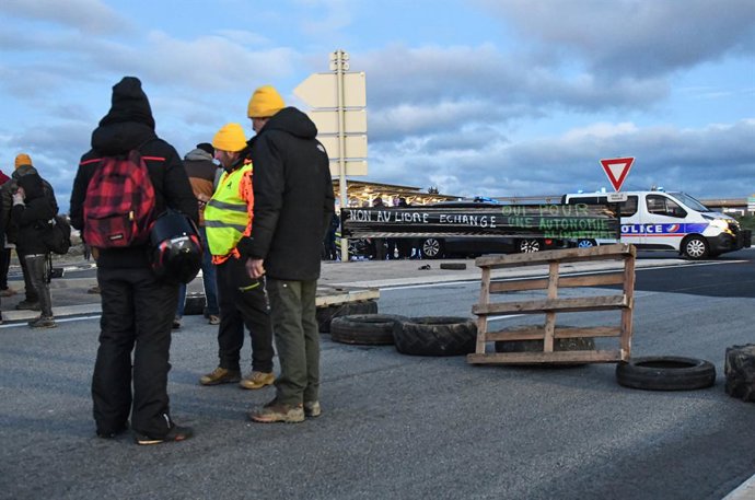 Diverses persones tallen la carretera durant una protesta, a 8 de gener de 2026, a Pontós, Girona, Catalunya (Espanya)