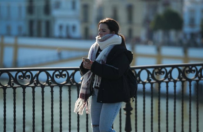 Imagen de transeúntes sevillanos protegiéndose del frío a pocos días de la entrada oficial del invierno. A 17 de diciembre de 2025, en Sevilla (Andalucía, España). 