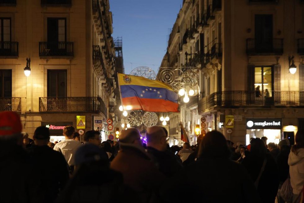 Archivo - Decenas de personas durante la concentración convocada por SOS Venezuela bajo el lema 'Gloria al Bravo Pueblo' en apoyo al excandidato presidencial, Edmundo Gonzalez, en la plaza de Sant Jaume, en una imagen de archivo.