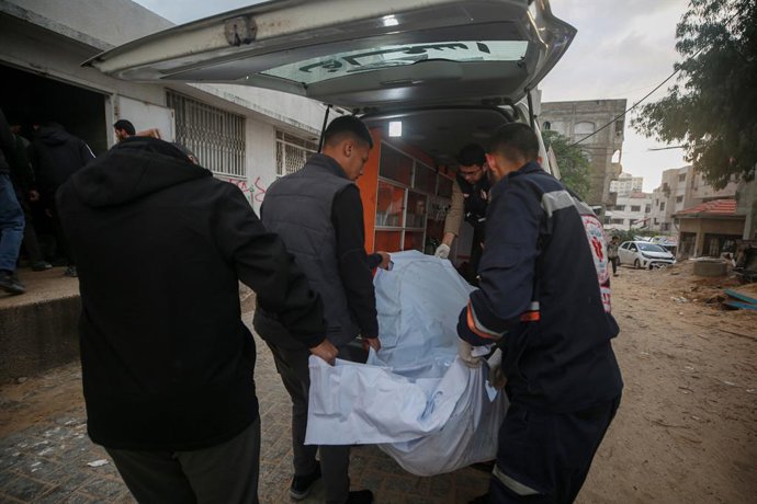 13 de dezembro de 2025, Cidade de Gaza, Faixa de Gaza, Território Palestino: Vários feridos e mortos chegaram ao Hospital Al-Shifa, em Gaza, após um ataque aéreo israelense a um carro a oeste da cidade de Gaza, em 13 de dezembro de 2025.