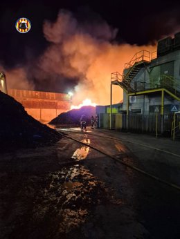 Bomberos trabajan para sofocar un incendio en Sollana