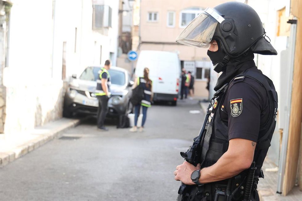Archivo - Un agente de Policía durante un operativo antidroga en el barrio de La Soledad.