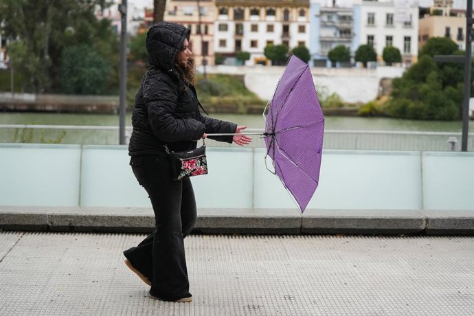 Archivo - Arxiu - Una dona lluita contra el vent