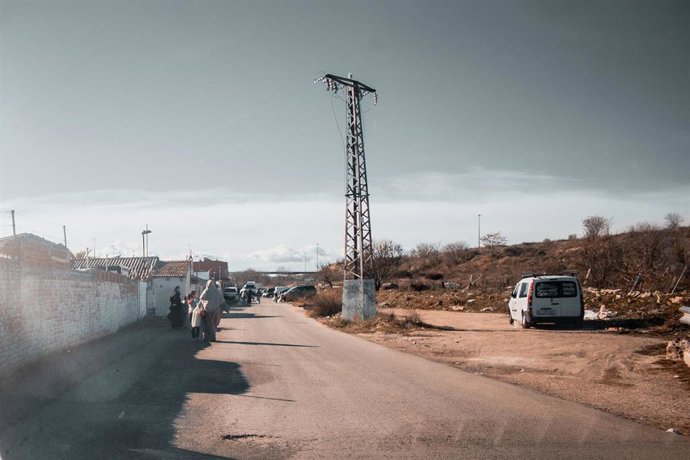 Archivo - Varias personas tras la entrega de regalos a los niños del sector V de la Cañada Real, a 11 de enero de 2025, en Madrid (España). La Fundación Madrina ha organizado esta iniciativa con el fin de que los niños de la Cañada Real tengan regalos tra