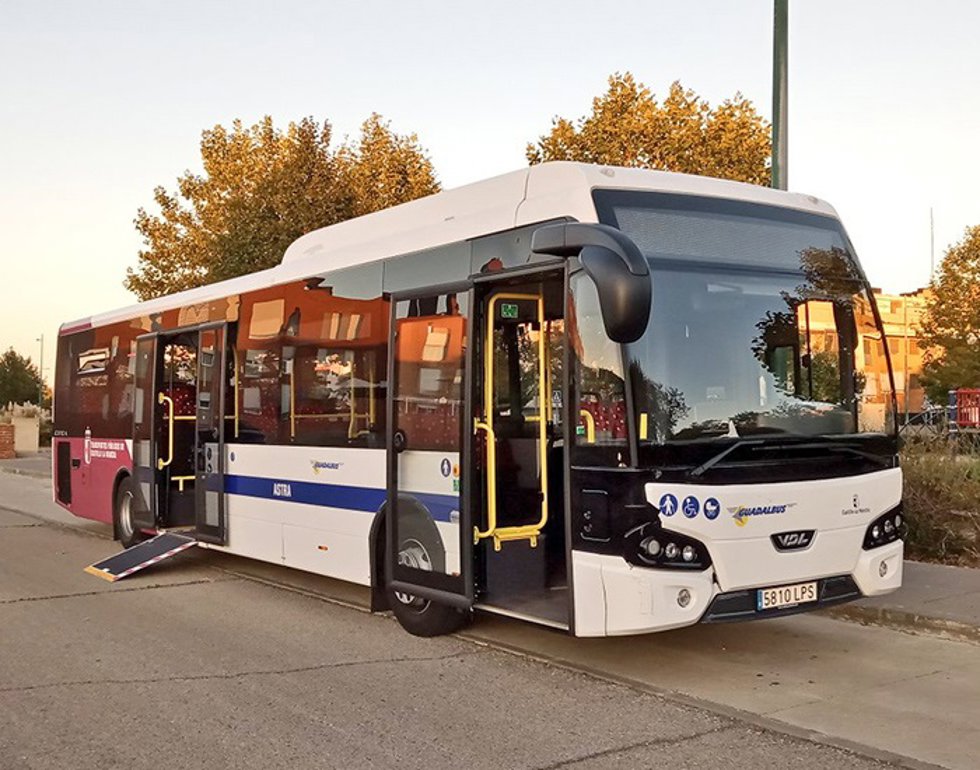 Archivo - Autobús.