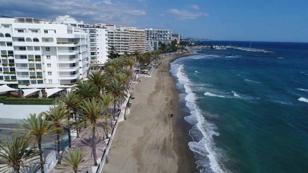 Archivo - Imagen de archivo del paseo marítimo de Marbella.