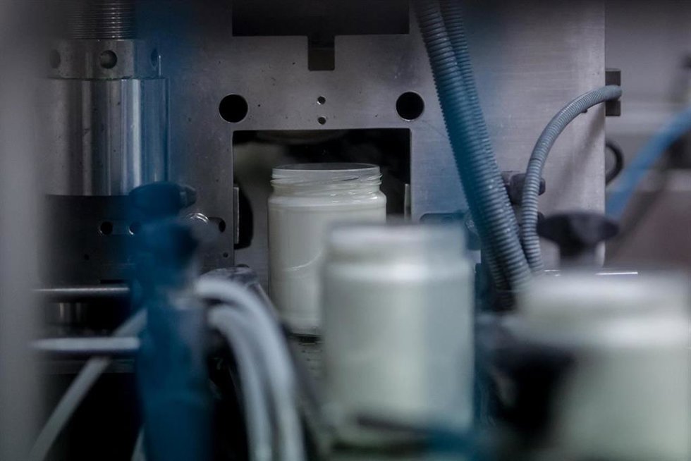 Archivo - Recipientes de kéfir en la fábrica de la granja Suerte Ampanera, a 24 de agosto de 2022, en Colmenar Viejo, Madrid (España). La granja es una explotación ecológica, compuesta por 1.500 cabras y ubicada en el entorno natural de la Sierra de Gua