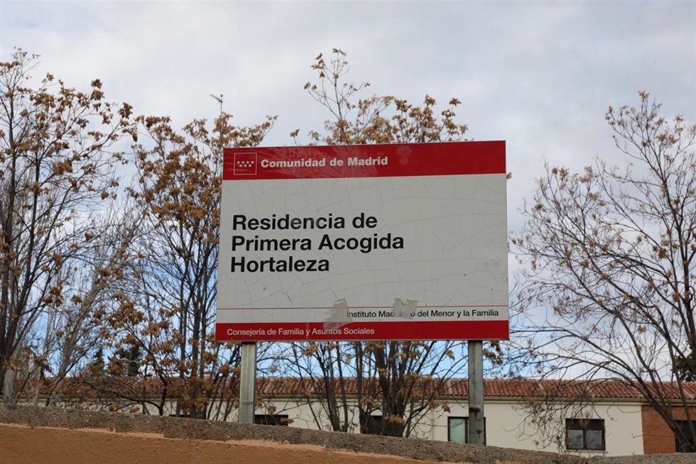 Archivo - Cartel en la entrada del Centro de Menores de Hortaleza, en el que se lee 'Residencia de Primera Acogida Hortaleza', donde la policía investiga el lanzamiento de una granada al patio del mismo, en Madrid (España), a 4 de diciembre de 2019.