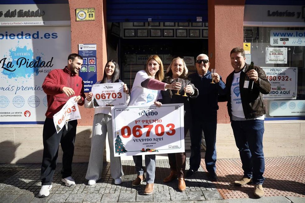 Los afortunados con el primer premio del Sorteo Extraordinario de 'El Niño' 2026 vendido en Administración de Loterías 'La Piedad', que ha repartido dos millones de euros, celebran su suerte, a 6 de enero de 2026 en Málaga (Andalucía, España). La provin