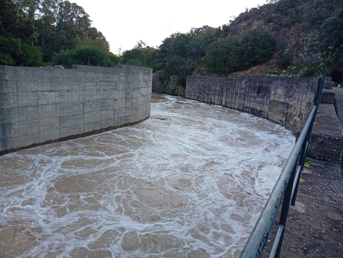 Desembalse de agua en el pantano de Guadarranque, en Castellar de la Frontera (Cádiz) este pasado miércoles 7 de enero. ARCHIVO.