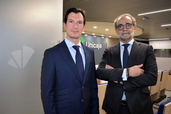 El director de Pymes, Negocios y Productos de Empresa de Unicaja, Santiago Casanova (izquierda) y el director de Banca Privada, Banca Personal y Productos de Inversión, Ramón Senosiaín.