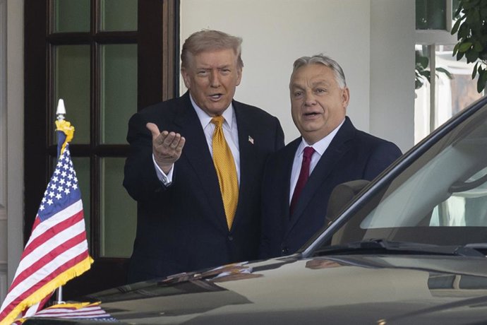 Archivo - November 7, 2025, Washington, District Of Columbia, United States: U.S. President Donald Trump (L) greets Prime Minister of Hungary Victor Orban as he arrives at the White House, in Washington D.C., on November 7, 2025.