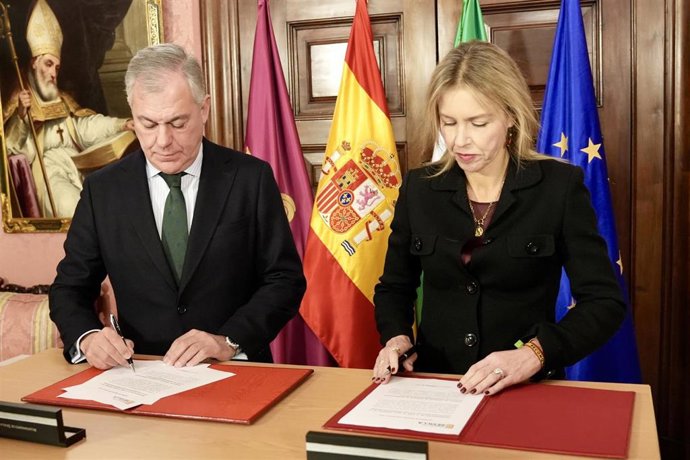 El alcalde de Sevilla, José Luis Sanz, firma junto a la portavoz municipal de Vox, Cristina Peláez, el acuerdo para la aprobación de los presupuestos municipales 2026. 