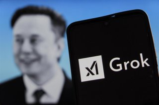 Archivo - Ilustración de Grok, la IA de X, con Elon Musk al fondo. 