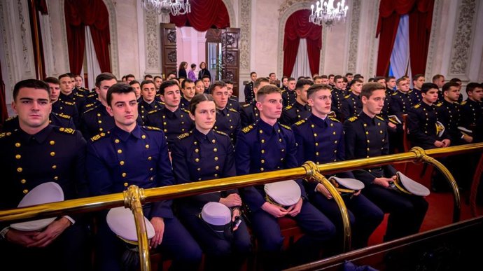 Parte de la dotación del buque escuela 'Juan Sebastián Elcano' en el acto institucional de recepción celebrado en el Ayuntamiento de Cádiz