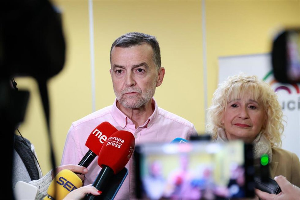 El coordinador federal de IU y candidato de Por Andalucía a la presidencia de la Junta, Antonio Maíllo, atiende a los medios en Sevilla.