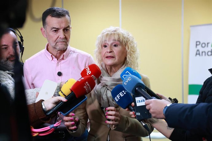 La presidenta de Amama, Ángela Claverol, con el coordinador federal de IU, Antonio Maíllo.