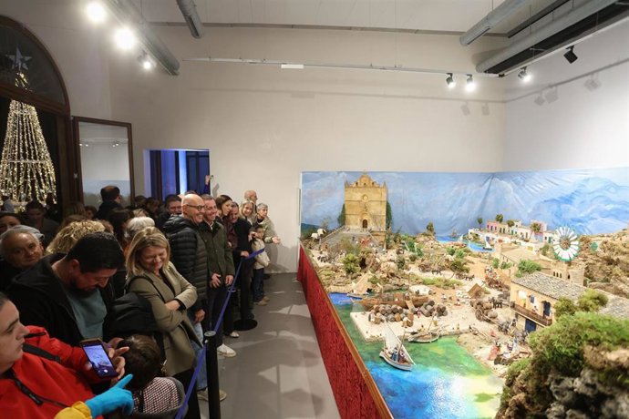 Visitantes acuden a uno de los belenes montados en una de las sedes del Consell de Mallorca.