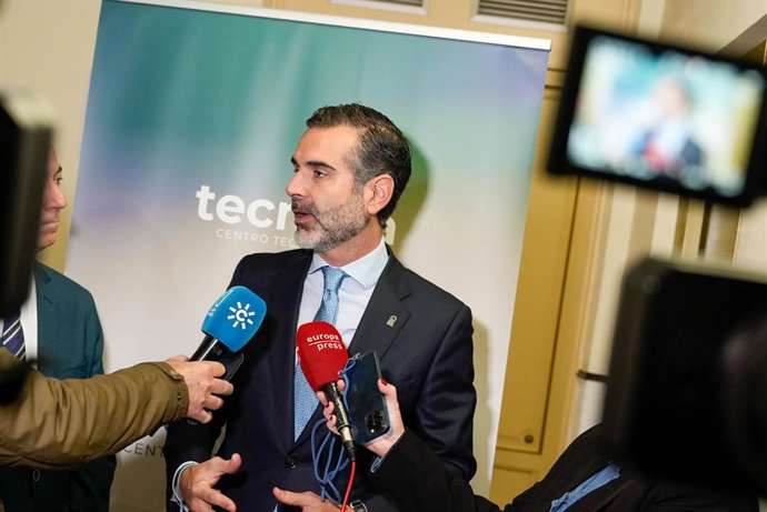 El consejero de Agricultura, Pesca, Agua y Desarrollo Rural de la Junta de Andalucía, Ramón Fernández-Pacheco, atiende a los medios durante el acto del XXV aniversario del Centro Tecnológico Tecnova, en Almería.
