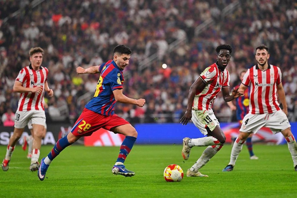 Roony Bardghji en el partido de semifinales de la Supercopa de España entre el FC Barcelona y el Athletic Club en el Estadio Ciudad Deportiva Rey Abdullah