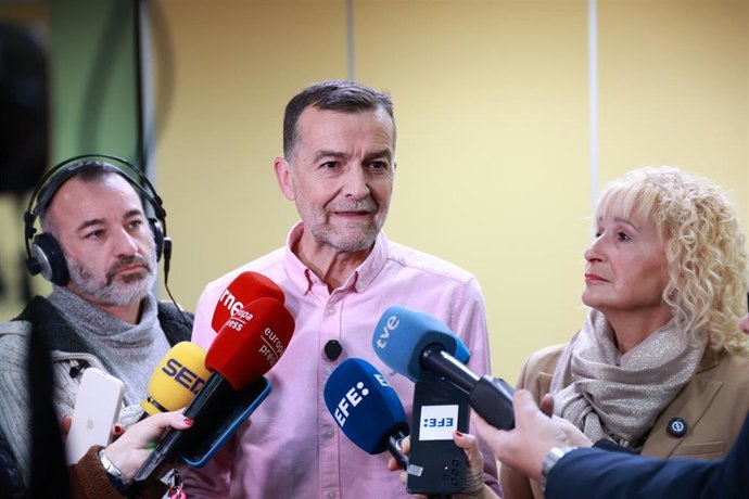 El coordinador federal de Izquierda Unida y candidato de Por Andalucía a la Presidencia de la Junta, Antonio Maíllo (i), y la presidenta de la Asociación de Mujeres con Cáncer de Mama (Amama), Ángela Claverol (d), durante la atención a los medios antes de