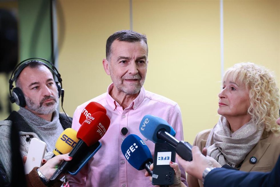 El coordinador federal de Izquierda Unida y candidato de Por Andalucía a la Presidencia de la Junta, Antonio Maíllo (i), y la presidenta de la Asociación de Mujeres con Cáncer de Mama (Amama), Ángela Claverol (d), durante la atención a los medios antes